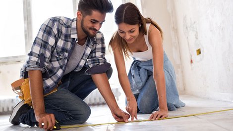 Fallen im Mietvertrag, Mann und Frau vermessen gemeinsam den Boden, Foto: iStock.com / didesign