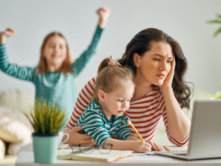 Diskriminierung auf dem Wohnungsmarkt, Frau mit zwei Kindern sitzt verzweifelt am Laptop, Foto: iStock.com/Choreograph