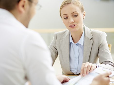 Auswandern in die USA, eine Frau prüft Unterlagen, Foto: iStock.com/standard license