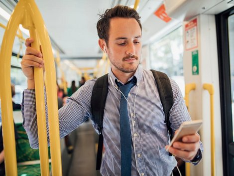 Auswandern Australien, ein Mann sucht auf seinem Handy nach einem Job, Foto: iStock.com/DGLimages