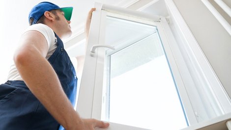 Wann Mietern eine Renovierung zusteht, Handwerker baut neues Fenster ein, Foto: iStock.com / DmitriMaruta