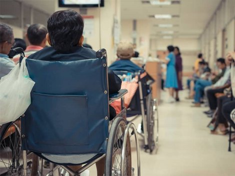 Auswandern nach Thailand, Patienten in einem thailändischen Krankenhaus warten auf dem Flur, Foto: pongmoji/stock.adobe.com