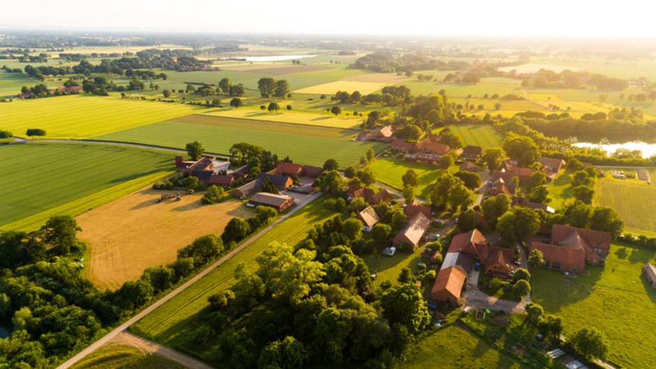 Stadtflucht, Blick auf Dorf im Grünen, Foto: Christian Schwier / stock.adobe.com