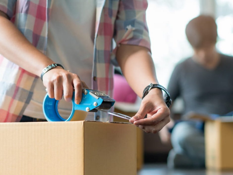 Auswandern Spanien, Personen packen Umzugskartons, Foto: Jacob Lund/adobe.stock.com