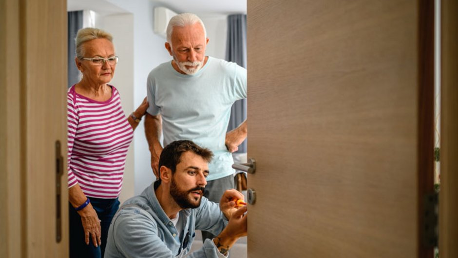 Einbruchschutz, Handwerker, Senioren, älteres Ehepaar; Foto: istock.com / bluecinema