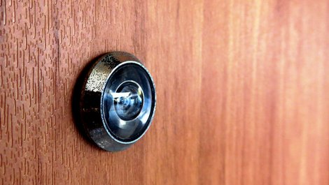 Einbruchschutz, Türspion, Foto: istock.com / tzahiV