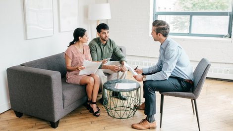 Mietnomaden, Gespräch mit Mietinteressenten, Foto: istock.com / kate_sept2004
