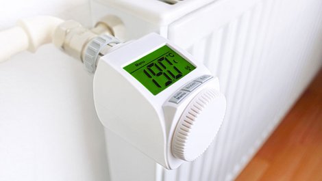 Ein modernes Thermostat mit Display. Foto: Dennis / stock.adobe.com