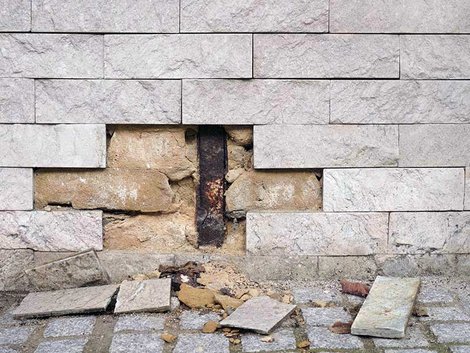 Renovierungskosten, Renovierungsfalle Hauskauf, Substanzschaden am Haus durch aufsteigende Feuchtigkeit, Foto: Fotoschlick/stock.adobe.com