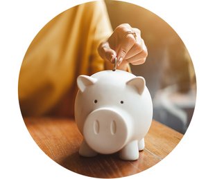Bausparen, Baufinanzierung, Sparen, eine Hand steckt eine Münze in ein Sparschwein, Foto: Nattakorn/stock.adobe.com