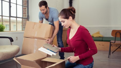 Partner in Mietvertrag aufnehmen, Paar packt Kisten aus, Foto: contrastwerkstatt / stock.adobe.com