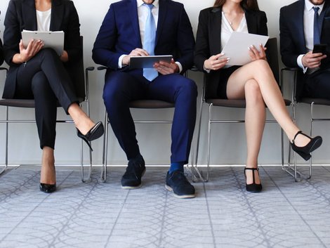 Auswandern Spanien, Wartende Job-Bewerber in einer Büroumgebung, Foto: ty/adobe.stock.com