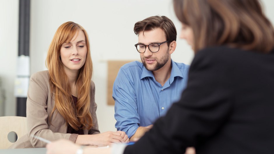 Wohnimmobilienkreditrichtlinie, Paar bei Bankberaterin, Foto: contrastwerkstatt / stock.adobe.com