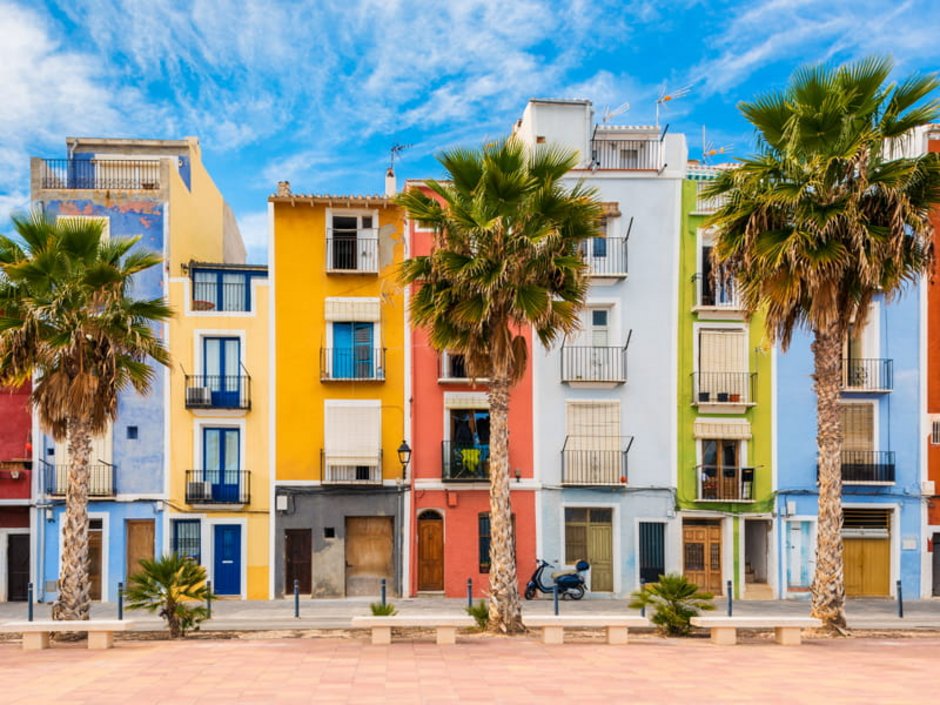 Auswandern Spanien, bunte Häuserfront in Villajoyosa, Foto: allard1/stock.adobe.com