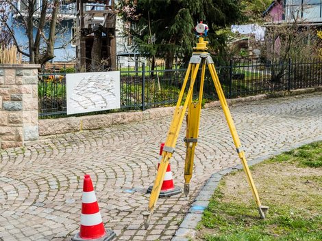 Liegenschaftskataster, Vermessungsgerät auf Gehweg, Foto: Animaflora PicsStock/stock.adobe.com