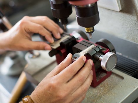 Wohnungsschlüssel, Schlüssel wird mit einer Schlüsselkopiermaschine kopiert, Foto: JackF/stock.adobe.com