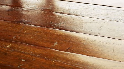Ein demolierter Parkett-Boden. Foto: iStock.com / blackred