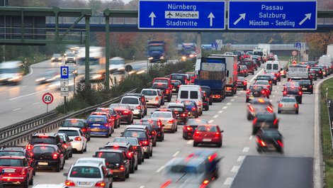 Stadtflucht, Stau auf der Autobahn, Foto: Manfred Steinbach / stock.adobe.com