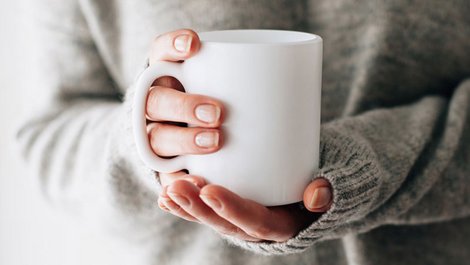 Eigenbedarfskündigung widersprechen, Frau hält eine Teetasse in der Hand, Foto: Kolesnikov / stock.adobe.com