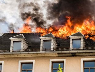 Tags: Wohngebäudeversicherung, Feuer, Brand, Foto: animaflora/StockAdobe.com