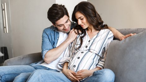 Wohnimmobilienkreditrichtlinie, schwangere Frau sitzt mit Mann auf dem Sofa, Foto: Drobot Dean / stock.adobe.com
