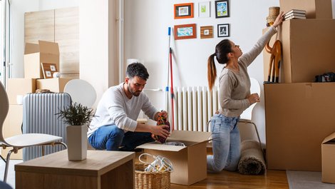Mietbürgschaft, junges Paar packt Umzugskartons ein, Foto: BalanceFromCreative / stock.adobe.com