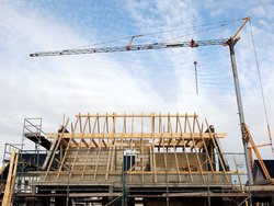 Sonder-AfA, Sonderabschreibung, Abschreibung neu geschaffener Wohnraum, Baustelle bei einem Wohnhaus mit neuem Dachstuhl, Foto: iStock.com/acilo