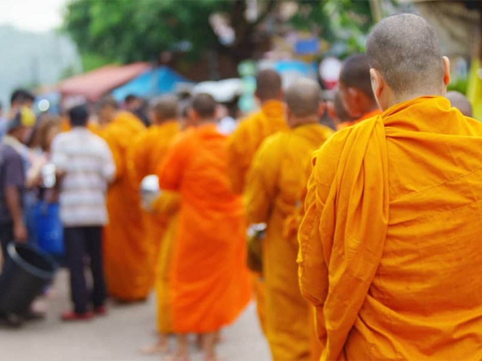 Auswandern nach Thailand, buddhistische Mönche laufen hintereinander durch eine Menschenmenge, Foto: workingascene/stock.adobe.com