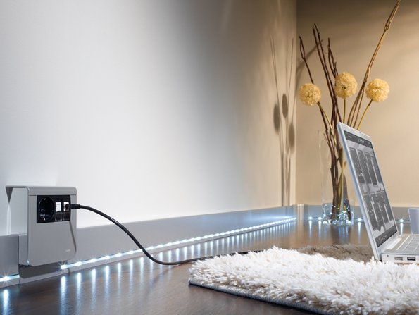 Kabel verstecken, Kabel in der Sockelleiste, beleuchtete Sockelleiste, Foto: Hagar