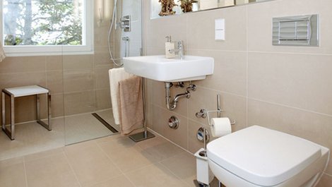 WC, Dusche unterfahrbarer Waschtisch, barrierefrei, Bad, Haltegriffe, Foto: Jörg Lantelme / stock.adobe.com