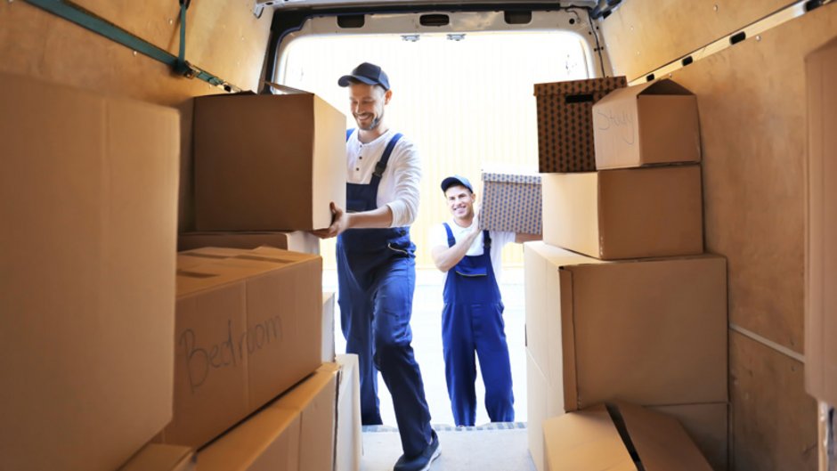 unseriöse Umzugsunternehmen, zwei Männer im Blaumann beladen einen Transporter mit Umzugskartons, Foto: Africa Studio / stock.adobe.com