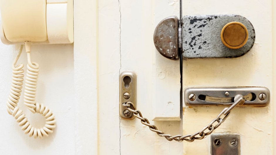 Einbruchschutz, Wohnungstür, Schlösser, Türkette, Gegensprechanlage, Foto: Ewald Fröch / adobe.stock.com