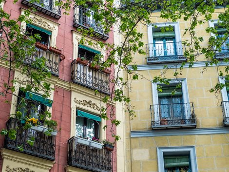 Auswandern Spanien, Häuserfassaden in Madrid, Foto: piet/adobe.stock.com