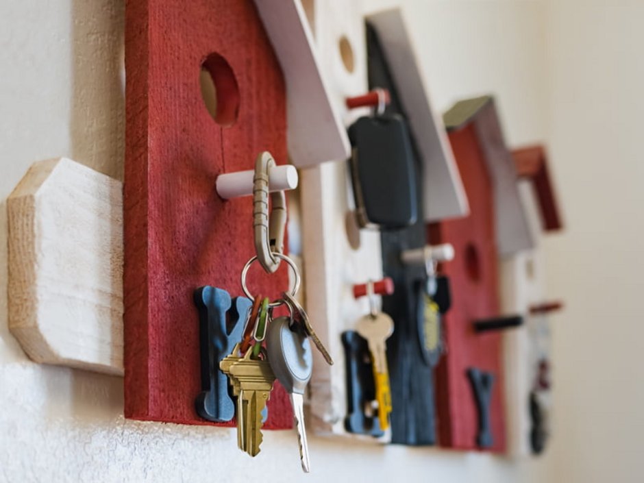 Wohnungsschlüssel, ein buntes Schlüsselbrett mit vielen Schlüsseln daran, Foto: Robin Nolan/stock.adobe.com