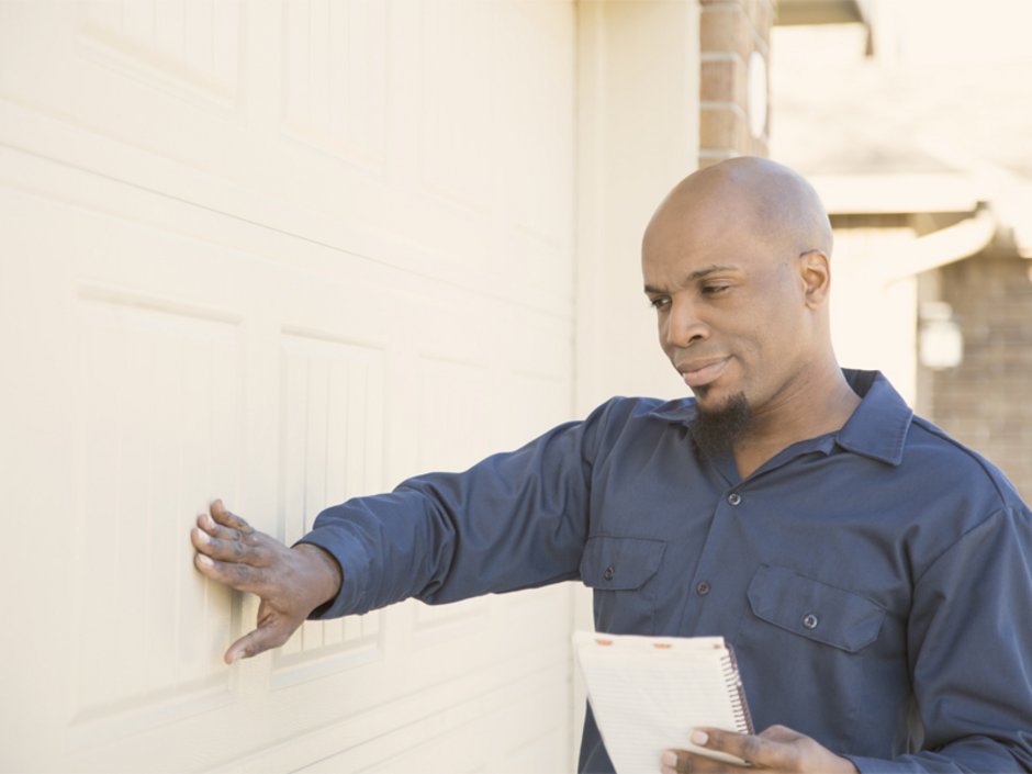 Auswandern in die USA, Baugutachter prüft ein Haus auf Mängel, Foto: iStock.com/fstop123