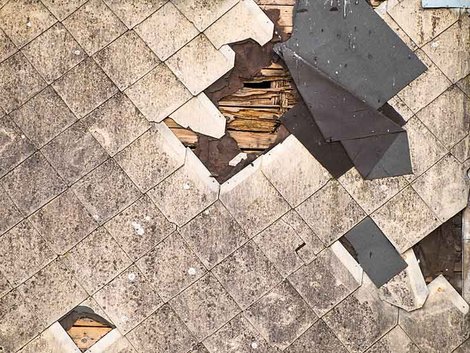 Renovierungskosten, Renovierungsfalle Hauskauf, Asbest, zerstörte Dachschindeln aus Asbest, Foto: cherokee4/stock.adobe.com