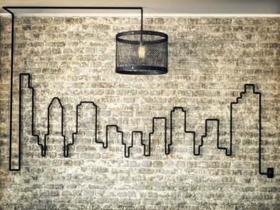 Kabel verstecken, Skyline and der Wand, gezeichnet mit einem Stromkabel, Foto: storm / fotolia.de