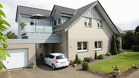 Stadtflucht, Haus mit Auto davor, Foto: stefanfister / stock.adobe.com
