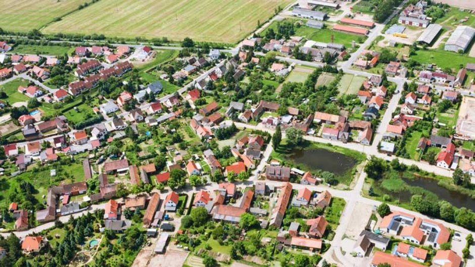 Grundsteuer, Luftaufnahme eines Ortes, Foto: iStock.com / cinoby