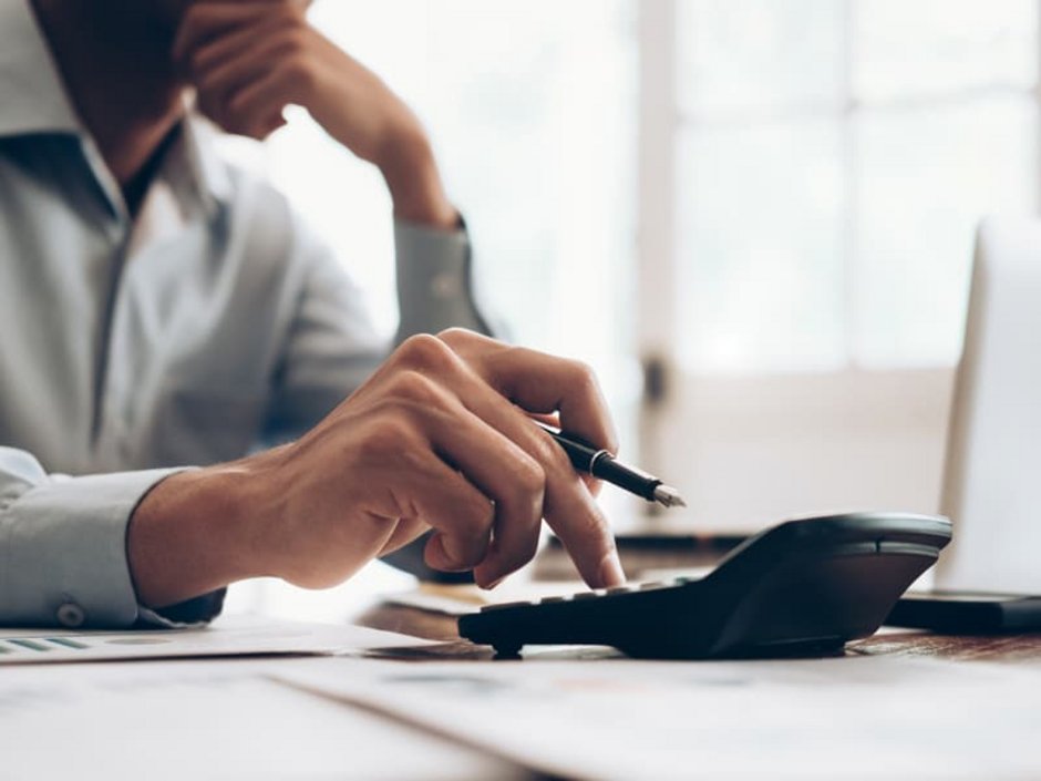 Mehrwertsteuersenkung, Mann rechnet mit einem Taschenrechner, Foto: ljeab/stock.adobe.com