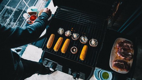 Grillen auf dem Balkon, Elektrogrill auf dem Balkon, Foto: istock.com / criene