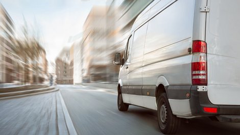 unseriöse Umzugsunternehmen, Kleintransporter fährt durch eine Stadt, Foto: photoschmidt / stock.adobe.com