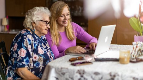 Nießbrauch, Oma und Enkelin schauen gemeinsam in den Laptop, Foto: pikselstock / stock.adobe.com